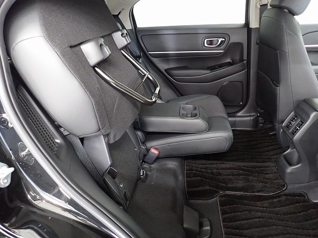 チップアップ ダイブダウン機構付【 ウルトラリアシート 】は後席座面を左右分割で跳ね上げることができます。トランクで積載できない背の高い荷物をラクラク収納できます。