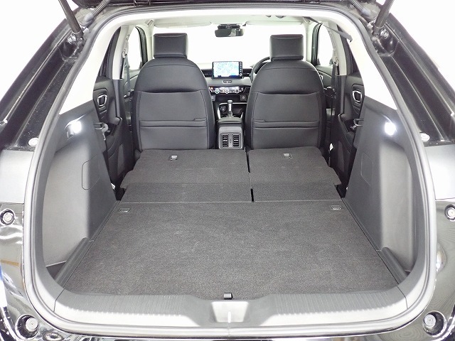 リアシートを畳んでしまえば、フルフラット荷室の出来上がり。余裕の積載スペースで、趣味の幅もグ～ンと広がります。楽しい道具をたくさん積んで1日フルにエンジョイしましょう♪