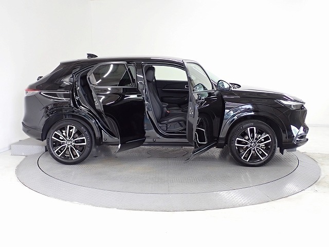 Honda独自のセンタータンクレイアウト 低床設計で床が低く また前席後席ドアも大きく開きますので 女性にもお子様にも一段と乗り降りがしやすいです。