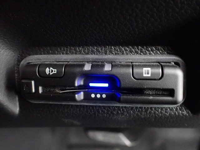 デザインスッキリのビルトイン『ETC』！高速道路の特典はもちろん、キャッシュレスなので料金所では徐行するだけで通過可能です！