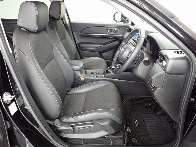 ゆったりとした運転席・助手席です。運転席はシートハイトアジャスター付で高さ調整が出来るので、色々な方のドライビングポジションに合います！