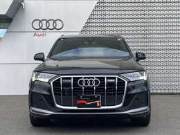 Audi認定中古車は、Audi正規ディーラーがお届けする「Audiが二度認めたAudi」です。専門技術を身につけた正規ディーラーのテクニシャンが専用テスターと工具を使い入念な整備を施した上で保証をつけて納車されます。