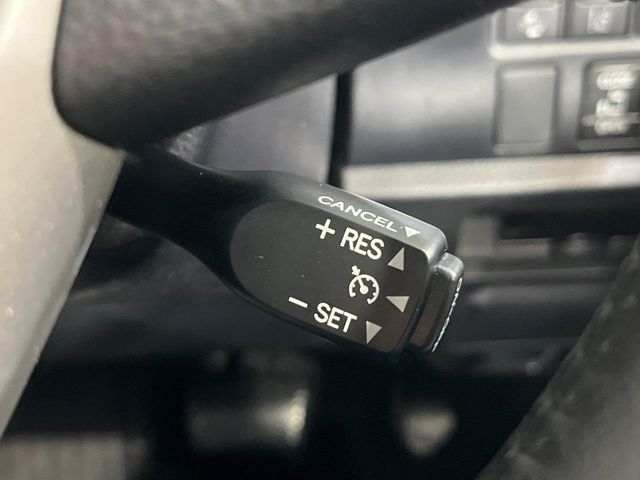 【クルーズコントロール】高速道路もラクラク走行。アクセルを離しても一定速度で走行ができ、長距離運転時の負担を軽減！加速・減速も簡単なスイッチ操作で調整できます。