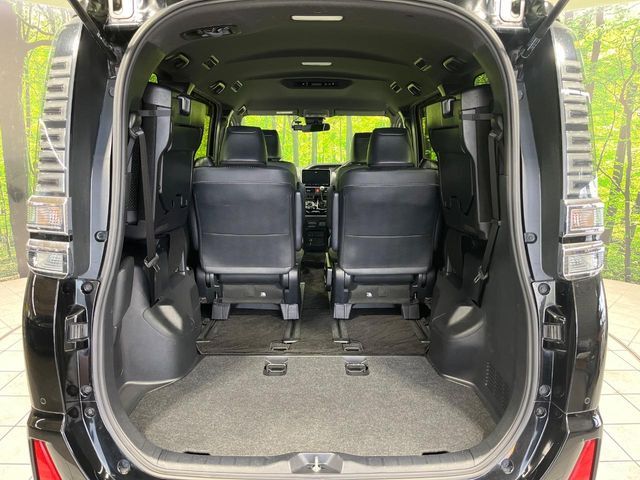 後席を格納すると、これだけの広さが！シーンに合わせたシートアレンジで、大きな荷物も積むことが出来ます♪