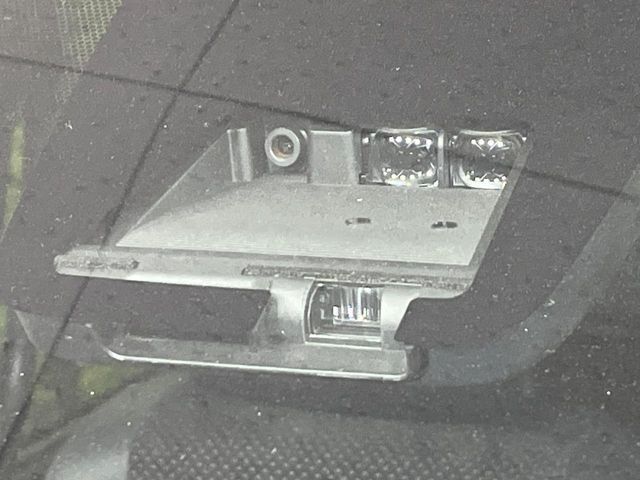 【トヨタセーフティセンス】走行中に前方の車両等を認識し、衝突しそうな時は警報とブレーキで衝突回避と被害軽減をアシスト。より安全にドライブをお楽しみいただけます。