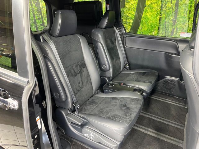 二列目中央はウォークスルーとなっております。二列目と三列目の移動や乗り降りがとっても楽になるので、乗り降りの際もストレスを感じることはありません♪