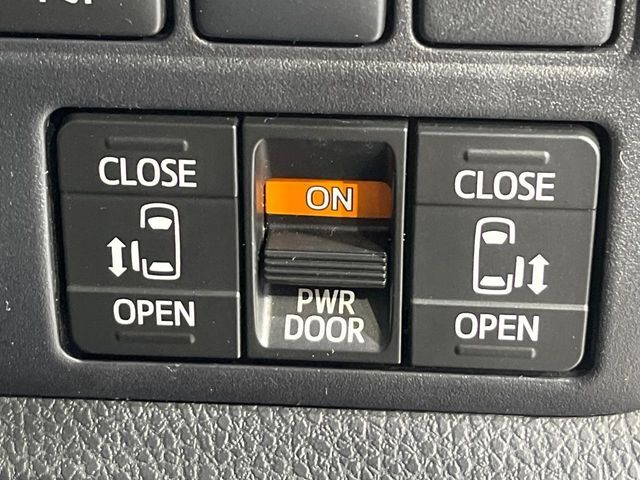 【両側パワースライドドア】スマートキーや運転席のスイッチで後席両側スライドドアの開閉が可能♪電動だから力を入れてドアを開ける必要が無く、小さなお子様でも簡単に開け閉めでき快適です♪