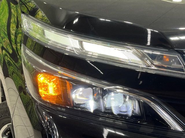 【LEDヘッドライト】悪天候や夜間走行時も良好な視界を確保し安心して運転できる高輝度LEDヘッドライトを装備！点灯速度が早く、消費電力も抑えられています。