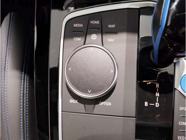【iDriveコントローラー】手元でナビゲーション操作を可能にすることにより、ドライビングの姿勢を崩したり、目線を大きくそらすことなく安全な運転が可能です