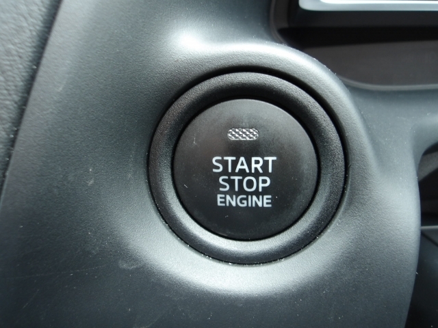 エンジンの始動は、鍵を差し込んで回すなどの操作をせずにエンジンをかけられるプッシュスタート式を採用しています。