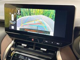 【バックカメラ】駐車時に後方がリアルタイム映像で確認できます。大型商業施設や立体駐車場での駐車時や、夜間のバック時に大活躍！運転スキルに関わらず、今や必須となった装備のひとつです！