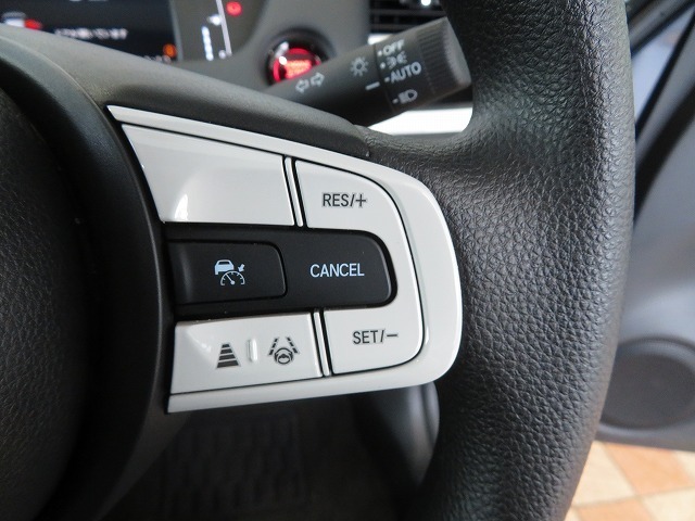 Hondaセンシングの機能のひとつ、アダプティブクルーズコントロール付！アクセルから足を離しても設定したスピードと前車との車間を保ち走行してくれます！車線維持もアシスト☆高速道路で疲労軽減ですね☆