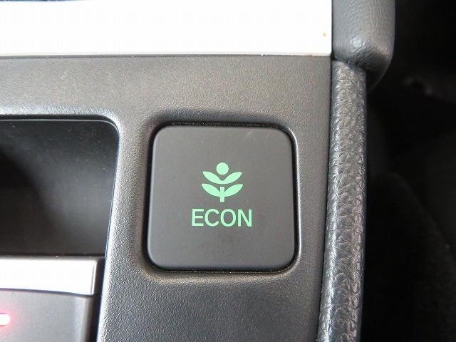 葉っぱマークのECONスイッチ！スイッチをONにするだけで、エンジンやエアコンなどを協調制御。燃費の向上に貢献します！