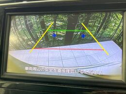 【バックカメラ】駐車時に後方がリアルタイム映像で確認できます。大型商業施設や立体駐車場での駐車時や、夜間のバック時に大活躍！運転スキルに関わらず、今や必須となった装備のひとつです！