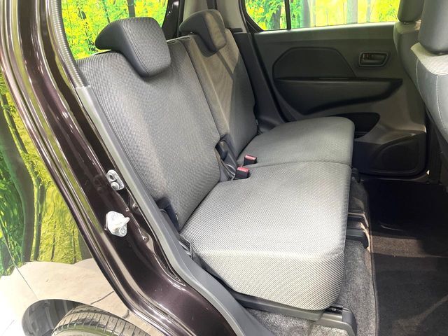 後部座席も気になるようなキズ・汚れやへたり等、大きなダメージはなく、良好な状態です。