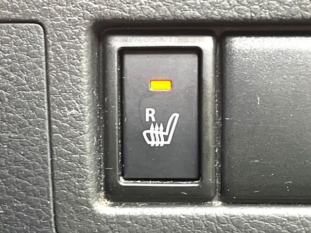 【シートヒーター】寒い日に重宝するシートヒーター！エアコンより早く温まってくれるので寒がりの人も安心ですね♪エアコンの温風は乾燥するから苦手、という方にもをおすすめです。