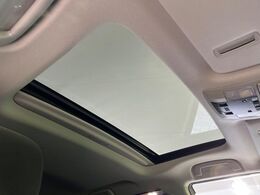 【サンルーフ】開放感たっぷりの希少装備、サンルーフが装着されています！車内に明かりを取り入れたり景色を楽しむ以外にも、車内の空気も簡単に換気できて快適です！