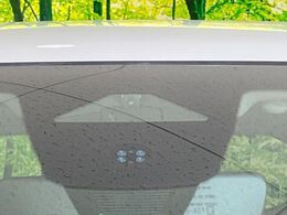 【ホンダセンシング】走行中に前方の車両等を認識し、衝突しそうな時は警報とブレーキで衝突回避と被害軽減をアシスト。より安全にドライブをお楽しみいただけます。