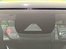 【トヨタセーフティセンス】走行中に前方の車両等を認識し、衝突しそうな時は警報とブレーキで衝突回避と被害軽減をアシスト。より安全にドライブをお楽しみいただけます。