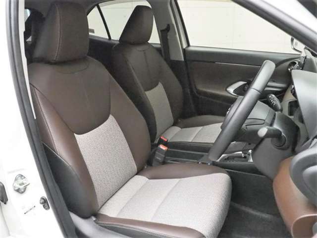 厚みのあるユッタリとしたシート、運転席も助手席もリラックスして座れます。
