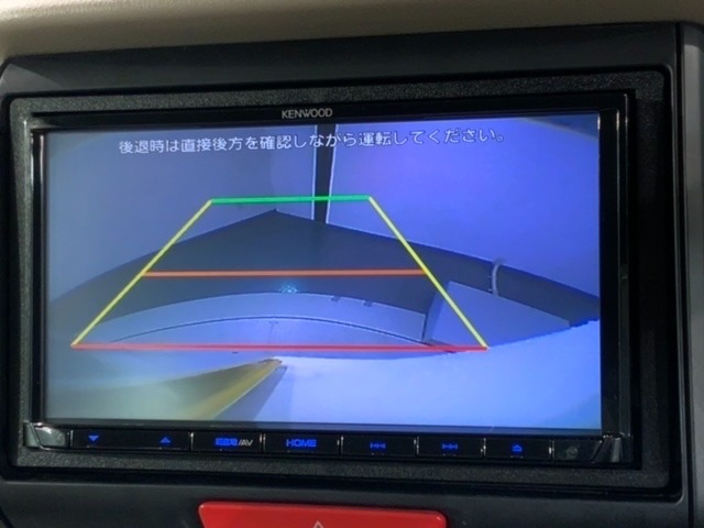 リバースギアに入れるだけで後方の表示へ切り替わります。夜間や雨の日の駐車も楽になりますよ。