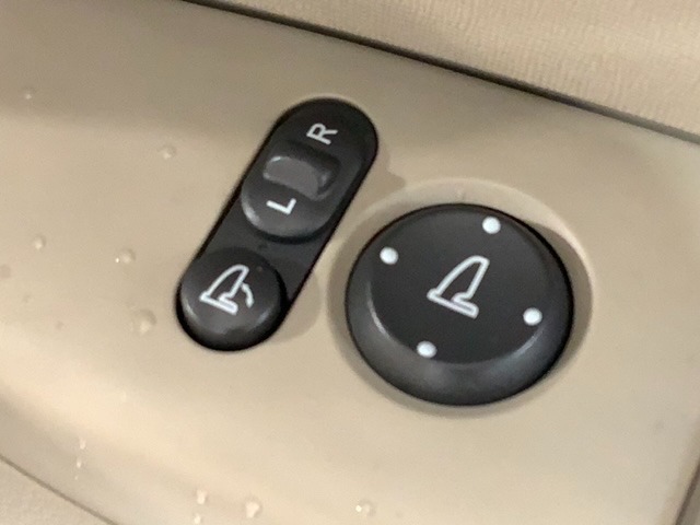狭い駐車場で便利な電動格納ドアミラーが付いています。