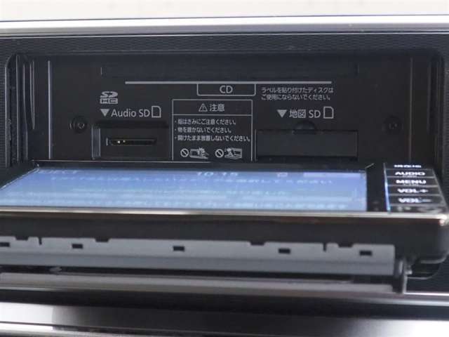 モニターをあけてCDを入れて再生できます。