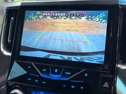 【バックカメラ】駐車時に後方がリアルタイム映像で確認できます。大型商業施設や立体駐車場での駐車時や、夜間のバック時に大活躍！運転スキルに関わらず、今や必須となった装備のひとつです！