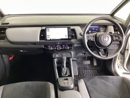車内は光触媒抗菌消臭施工済です。インパネ周りはスタイリッシュなデザインで機能や装備も充実しています。グローブボックスやカップホルダーのほかにトレーなどたくさんの収納スペースが付いています。