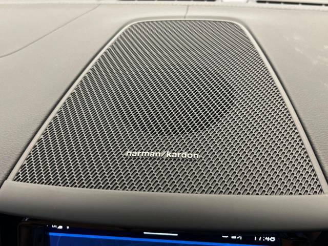 【harman　kardon】ハーマンカードンのHi-Fiスペシャリストと共に、モデル別に開発・設計された専用チューニングが臨場感溢れる音響空間を実現しています。