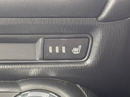 【シートヒーター】寒い日に重宝するシートヒーター！エアコンより早く温まってくれるので寒がりの人も安心ですね♪エアコンの温風は乾燥するから苦手、という方にもをおすすめです。