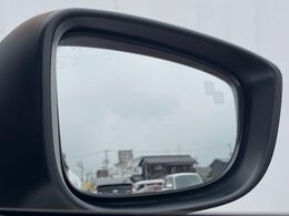 【ブラインドスポットモニタリング】走行中、ドアミラーの死角になりやすい箇所に後続車が接近するとサイドミラー付近に警告を表示、ドライバーに注意喚起をしてくれます。