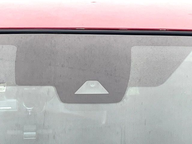 【インテリジェントエマージェンシーブレーキ】フロントカメラで前方の車両や歩行者を検知。衝突しそうな時は衝突被害軽減ブレーキが作動、衝突回避をサポート。より安全にドライブをお楽しみいただけます。