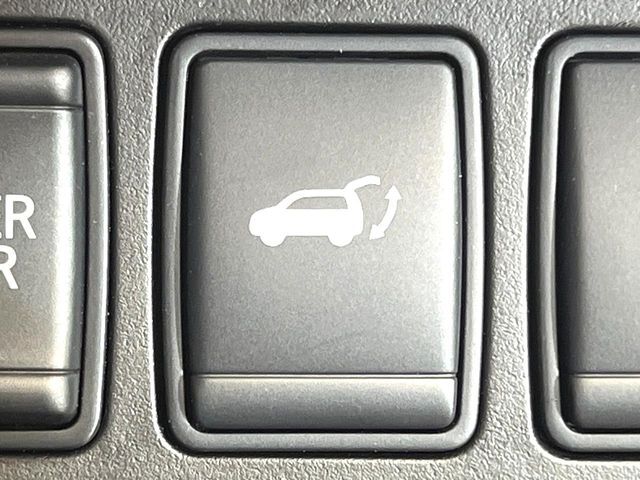 【パワーバックドア】スマートキーや運転席のボタンを押すだけでリアゲートが自動で開閉します！荷物を持っている時や、高い位置にあるバックドアを閉める際に便利な機能です♪
