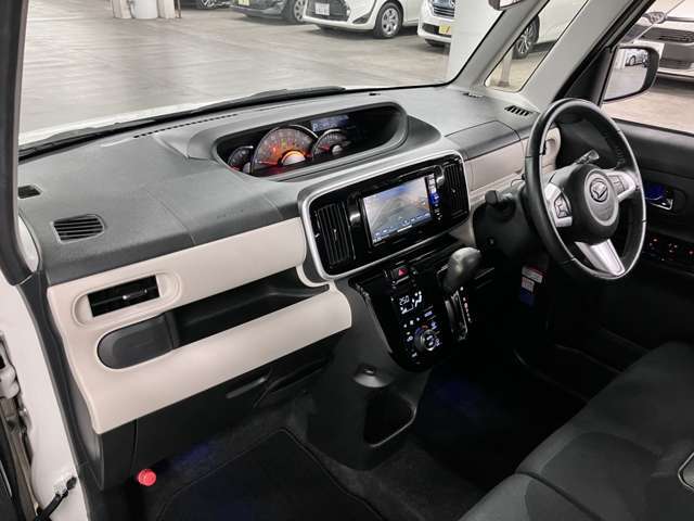 当社販売担当者、仕入担当者、リフトに持ち上げ車検検査員による下廻りチェックをクリアした高品質車を展示しております。