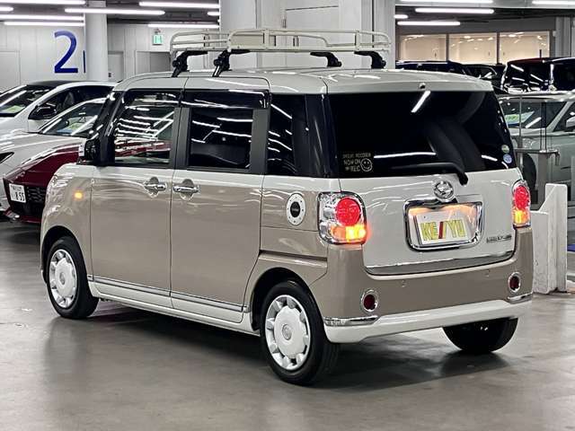 雨が降ってもゆったりと車選びができる全天候型立体展示場！エスカレーター完備！