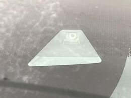 【ホンダセンシング】走行中に前方の車両等を認識し、衝突しそうな時は警報とブレーキで衝突回避と被害軽減をアシスト。より安全にドライブをお楽しみいただけます。