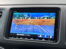 【バックカメラ】駐車時に後方がリアルタイム映像で確認できます。大型商業施設や立体駐車場での駐車時や、夜間のバック時に大活躍！運転スキルに関わらず、今や必須となった装備のひとつです！