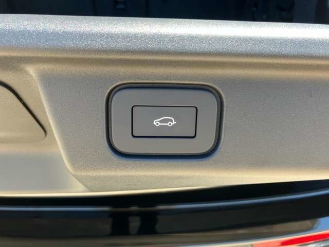 【コンビニエンスパック メーカーOP価格￥113,000円-】 ラゲッジスペースパーティションネット、ハンズフリーパワーテールゲート、多目的ラゲッジスペースフロア装備！