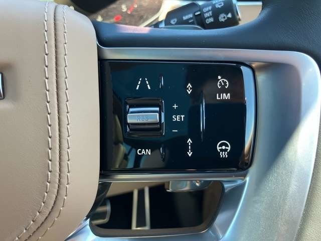 【アダプティブクルーズコントロールレーンキープアシスト】高速道路や渋滞時、先行車の減速、停止を検知し、安全な車間距離を保ちます。また車線を逸脱しそうになると、元の車線に戻るようにアシストする機能です。