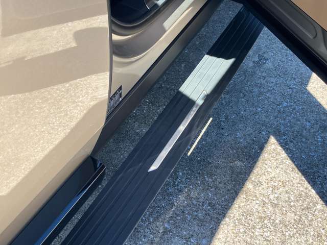 【電動サイドステップ】ドアの開け閉めに連動して自動的にサイドステップが展開・収納が行われ、乗り降りをサポートしてくれます。