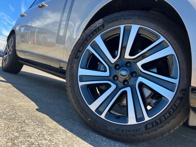 【ホイール】22インチ 「スタイル7023」グロスブラ ック、コントラストダイヤモンドターン ドフィニッシュメーカーOP価格￥346,000円-】