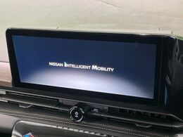 【メーカー12.3インチナビ】インテリアに溶け込むスタイリッシュな「専用設計」メーカーナビを装備♪視認性や操作性など基本性能にも優れ、より上質なカーライフをお楽しみいただけます。