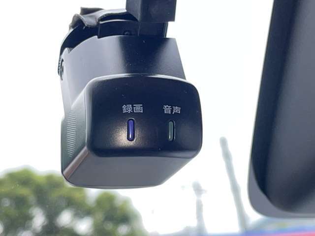 前後にドライブレコーダー装備です！もしもの時やあおり運転など、映像記録は証拠になるのであると安心ですね！