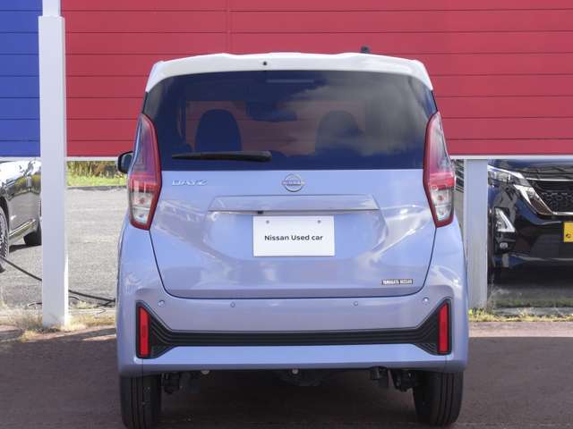 さらに、インテリジェント エマージャンシーブレーキ、踏み間違い防止アシスト、VDC、LDW（車線逸脱警報）、標識検知機能、先行車発信のお知らせ、ハイビームアシスト、標識検知機能など安全装置が充実しています。