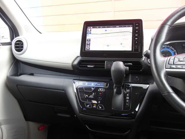 スポーティなブラックと明るいアイボリー内装のインテリアです。小物入れなど収納スペースも充実しています(*^^)v　前席シートヒーター付きです(*^^*)