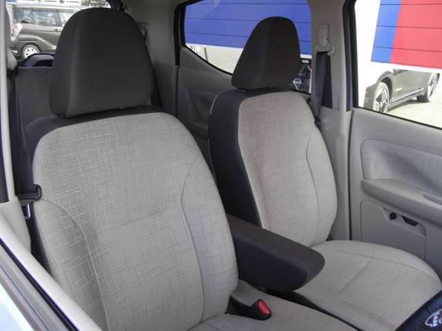 明るい雰囲気のアイボリーにダークブラウンのアクセントを施したトリコット地の座り心地の良いシートです(^^)/