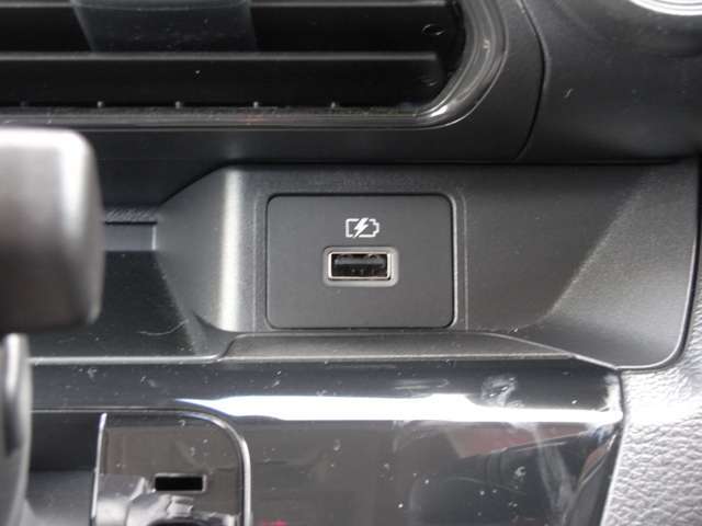 前席正面にUSB電源ソケット（タイプA 1個）も付いていますので、スマホの充電が可能ですね(^^)/