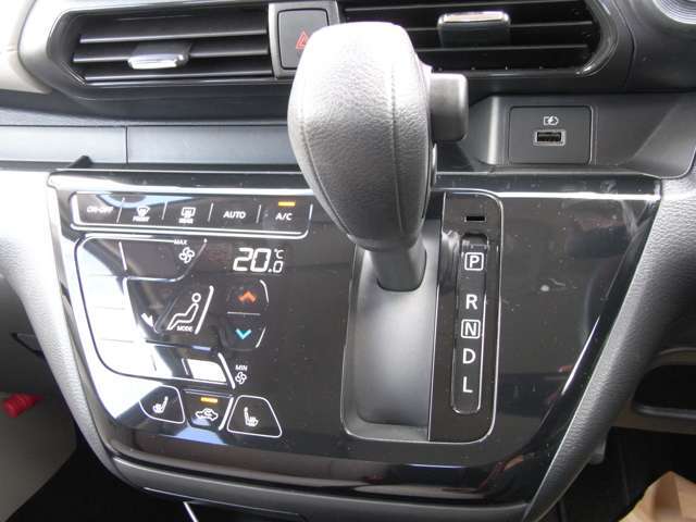 質感の高いピアノブラックのパネルです。タッチパネル式のオートエアコンです。視認性の高い表示部や操作音で直感的な操作が行えます。シートヒーターは寒い時期にうれしい装備ですね(*^^*)　USB接続端子も完備。