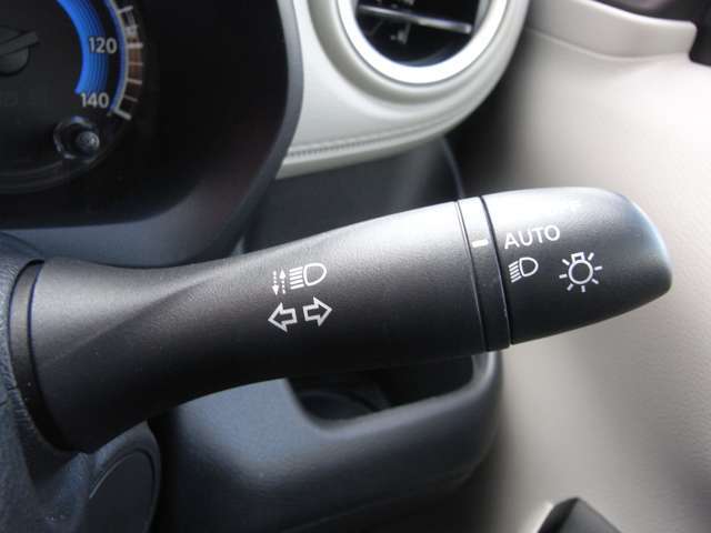 オートライトシステムは夕暮れ時などに自動でヘッドライトを点灯。さらにハイビームアシストは先行車や対向車のライト、道路周辺の明るさに合わせて、ハイビーム/ロービームを自動で切り替えます。